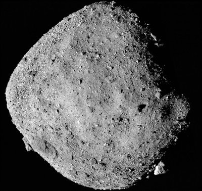 Ryugu asteroido mėginiuose aptiktos organinės molekulės. JAXA/NASA/ESA nuotr.