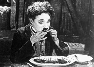 Charlie Chaplin valgo savo batą filme „The Straits Times“