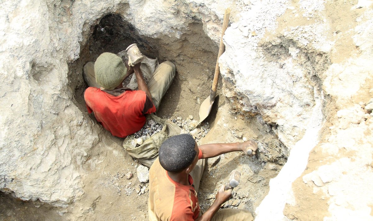 Menkai apmokami kobalto kasėjai dirba kasykloje (Tulwizembe, Katanga provincija, Kongas)