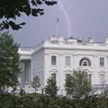 CNN запечатлела, как в Белый дом бьет молния: "это рука Бога"