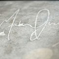 Aukcione parduodama betoninė plokštė su M. Jacksono autografu