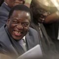 Nušalintas Zimbabvės viceprezidentas prašo Mugabe atsistatydinti