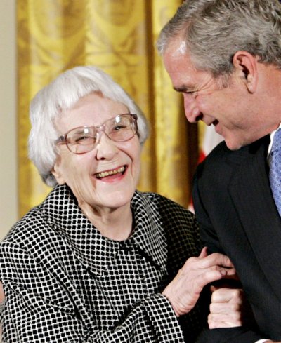 JAV prezidentas George'as W. Bushas šypsosi prieš įteikdamas Prezidento laisvės medalį rašytojai Harperei Lee