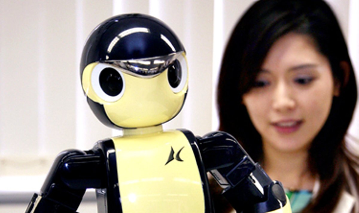 Japonijos radio bangomis valdomus modelius gaminančios įmonės „Kyosho“ darbuotojas demonstruoja 40 cm aukščio robotą "Manoi PF01".