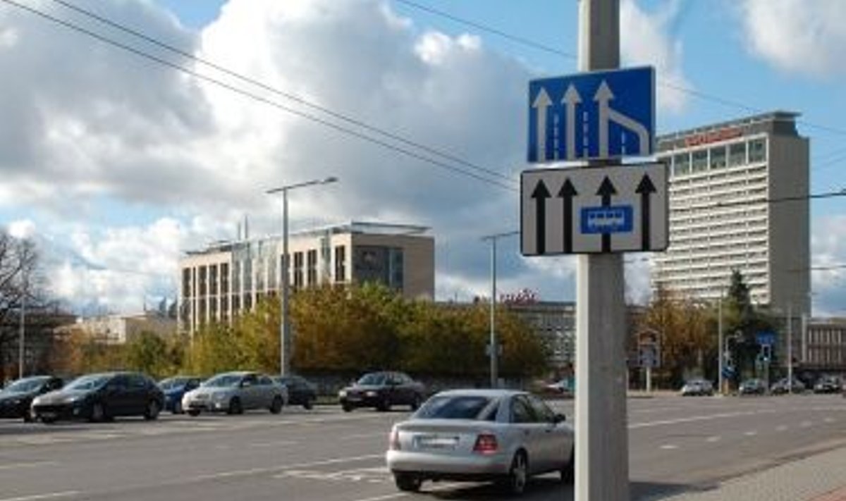 Kelio ženklai ir maršrutinio transporto juosta Vilniaus Konstitucijos pr.