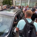 Дневные события у Сейма: толпа заблокировала машины, журналисты подверглись оскорблениям