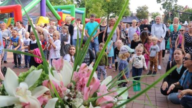 Mokslo metų pradžios šventė Tauragėje: išskirtinės pramogos ir piniginiai apdovanojimai gabiausiems moksleiviams