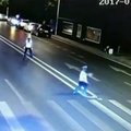 Stebėjimo kameros Kinijoje užfiksavo, kaip automobilis partrenkia policininką