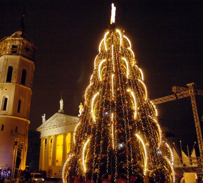 Vilnius, 2005 m. lapkričio 27 d. (ELTA). Vilniuje nušvito dar nematyta moderni Kalėdų eglė. Olgos Posaškovos (ELTA) nuotr.