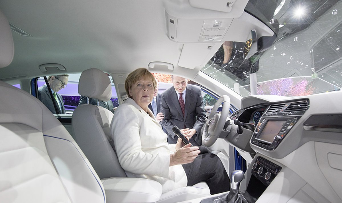 Angela Merkel "Volkswagen" automobilyje