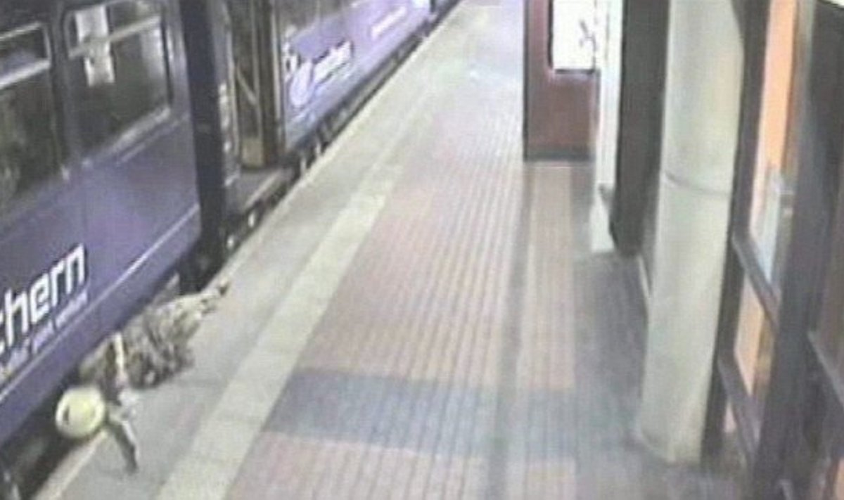 Girta moteris nukrito po traukiniu