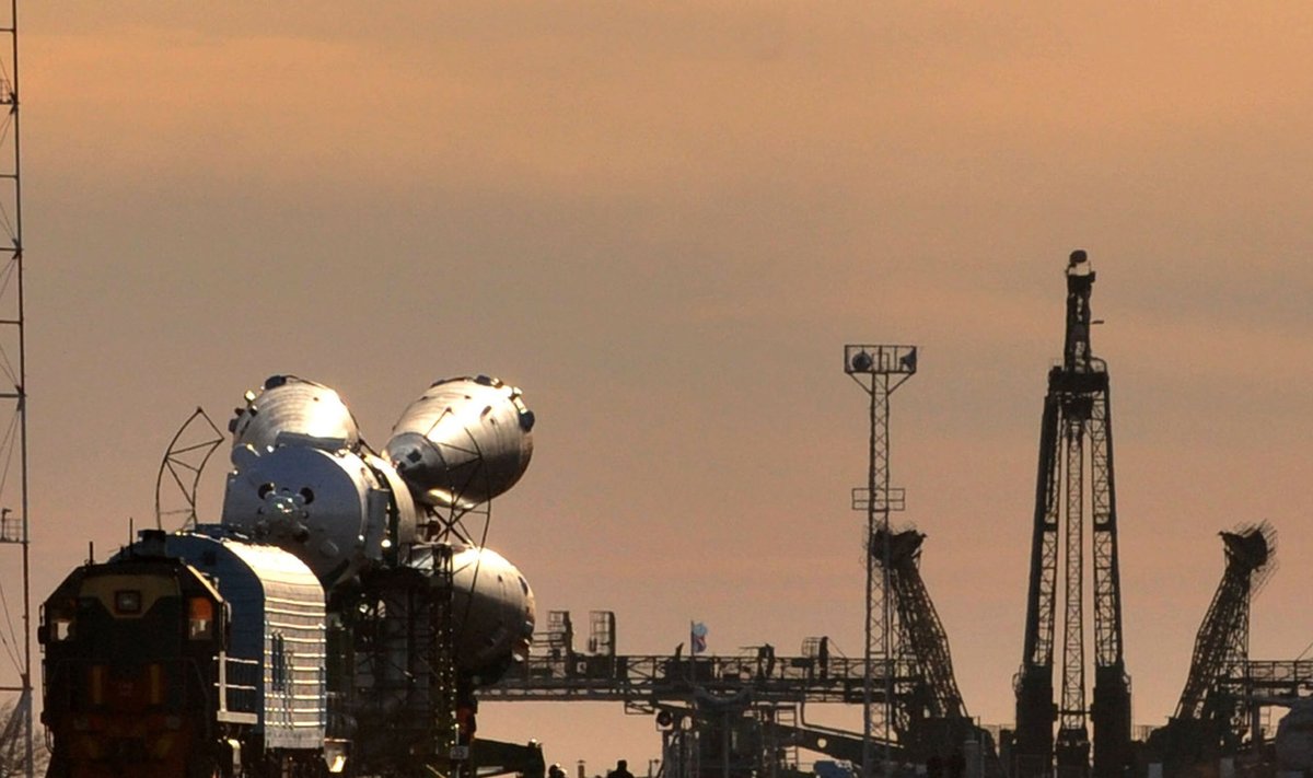 Lokomotyvas į Baikonūro kosmodromą velka Rusijos erdvėlaivį „Sojuz TMA-18“.