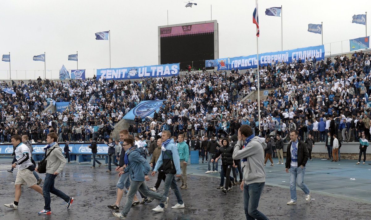 "Zenit" fanai įsiveržė į aikštę