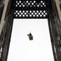 „Greenpeace“ aktyvistas pakibo po antru Eifelio bokšto aukštu