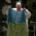 Popiežius pabučiavo Ukrainos vėliavą iš Bučos