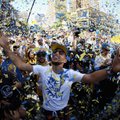 Milijonas gerbėjų Ouklande sveikino „Warriors“ paradą, policija traukė per dantį LeBroną
