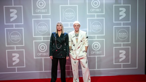 M.A.M.A apdovanojimų vedėjai Vidas Bareikis ir Inga Jankauskaitė pasipuošė kostiumais su ypatingomis detalėmis