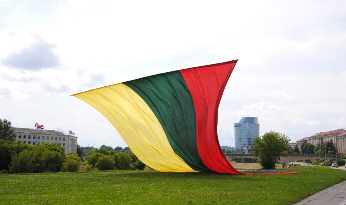 Milžiniška Lietuvos vėliava virš Vilniaus