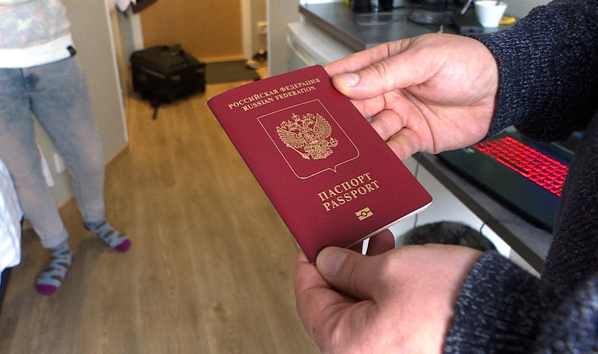 Šioje nuotraukoje, darytoje 2022 m. rugsėjo 25 d., nuo mobilizacijos pabėgęs anoniminis buvęs Rusijos karininkas AFP žurnalistui Suomijoje rodo savo Rusijos pasą.