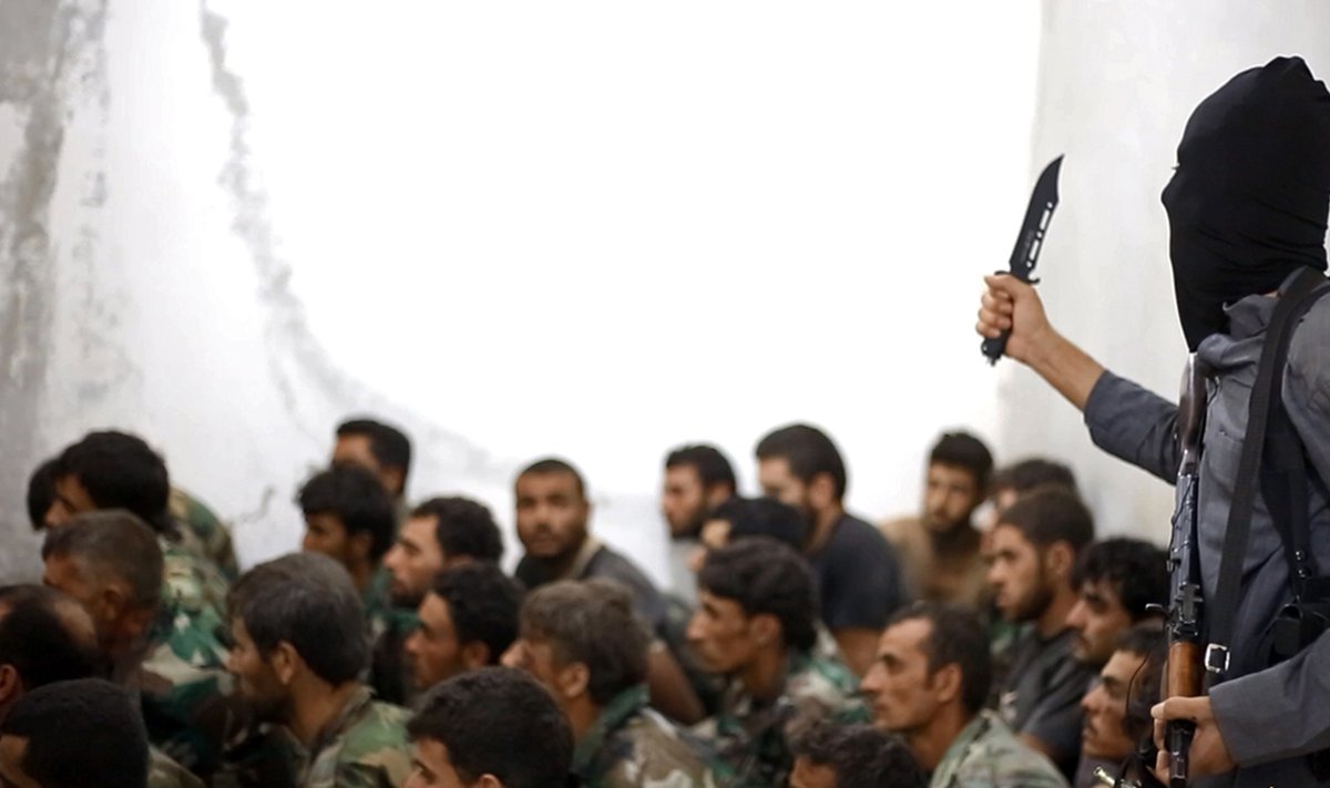 IS teroristas ir į nelaisvę paimti Sirijos kariai