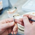 Kaip sumažinti išlaidas protezuojantis dantis: nedaug gyventojų žino apie jiems priklausančias kompensacijas