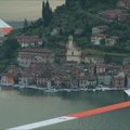 Menininkas siūlo pasivaikščioti Italijos Izeo ežero vandens paviršiumi
