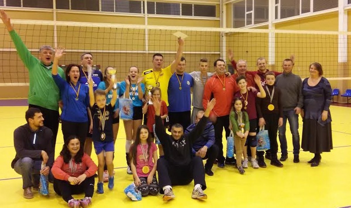 Šeimų tinklinio turnyro Vilniuje dalyviai