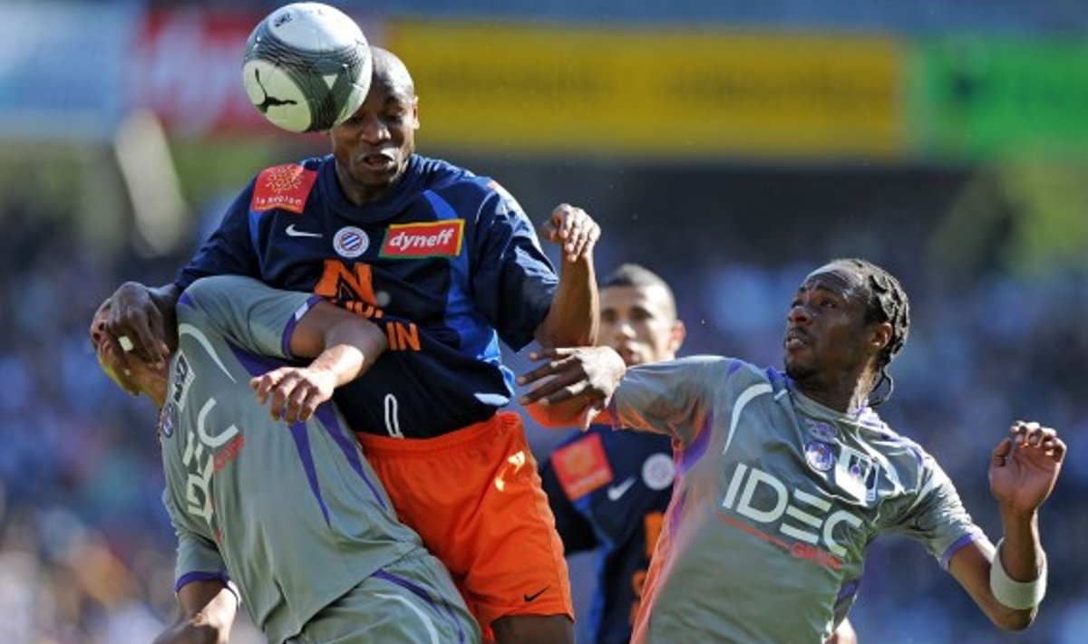 Souleymanas Camara ("Montpellier", viduryje) kovoja su dviem "Toulouse" klubo gynėjais 