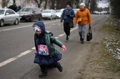 Nuo karo Ukrainoje bėgančios šeimos su vaikais 