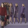 Britų dizaineris C. Kane publiką žavėjo karališka violetine spalva