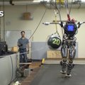 JAV kariuomenės mokslo skyrius pristatė žmogaus ūgio robotą-humanoidą