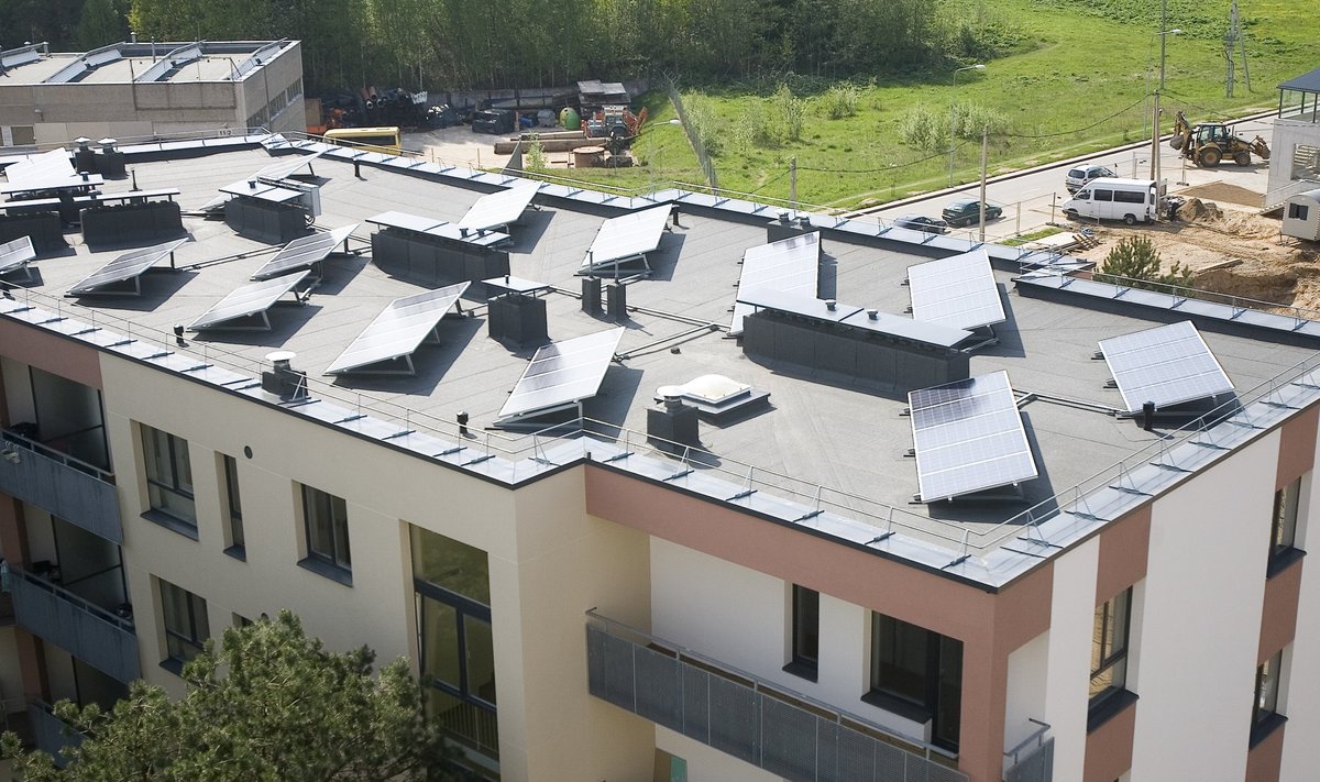 Daugiabutis su saulės kolektorių jėgaine ant stogo