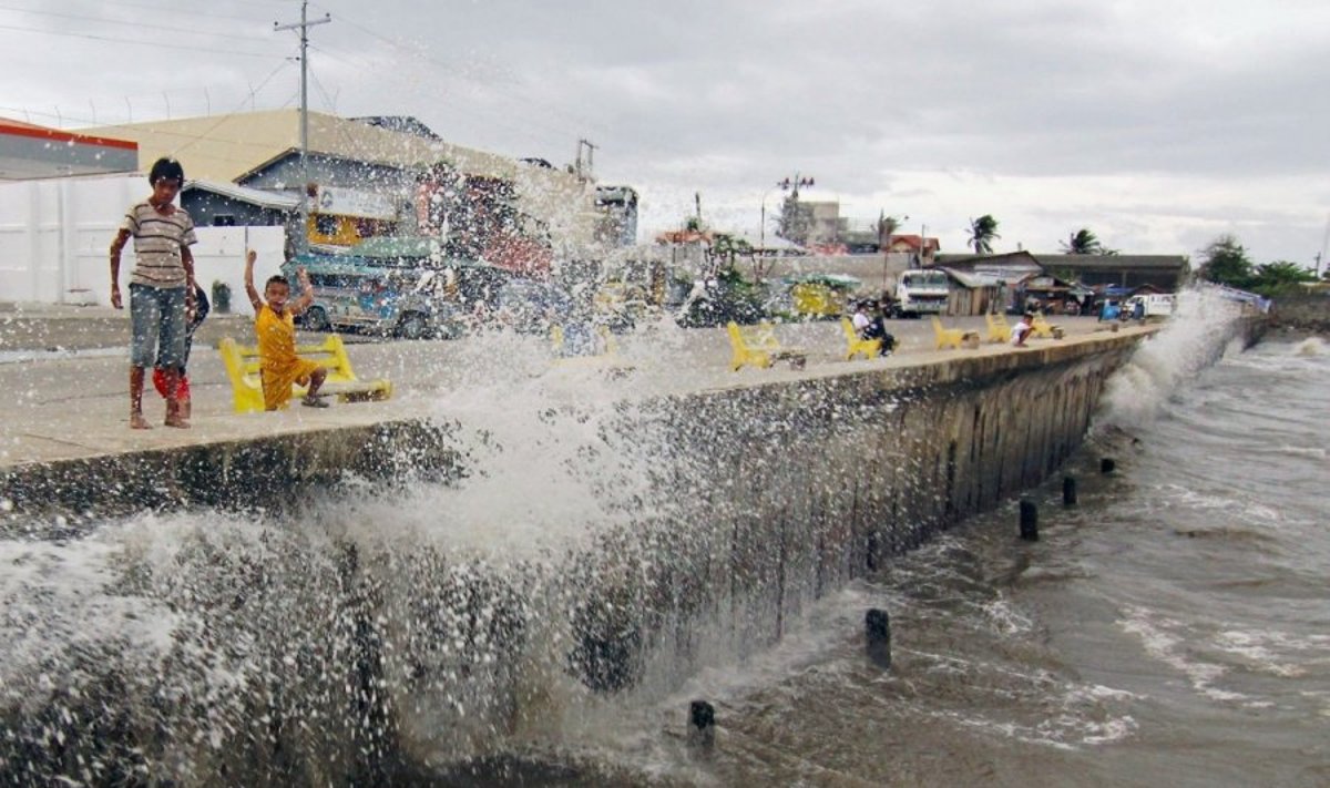 Filipinų krantus pasiekė smarkus taifūnas