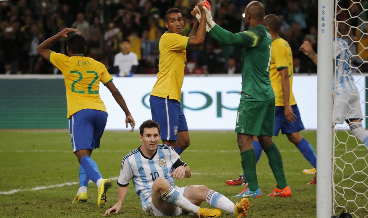 Lionelis Messi po neįmušto 11 metrų baudinio