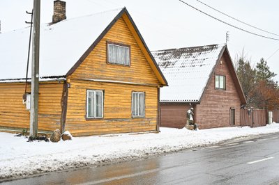 Senamiesčio gatvės gyventoja guodžiasi, kad kelininkai jos namo sieną bei langus užlieja druskos mišinio ir tirpstančio sniego pliure