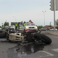 Водитель BMW сбил мотоциклиста и врезался в стоявшие машины
