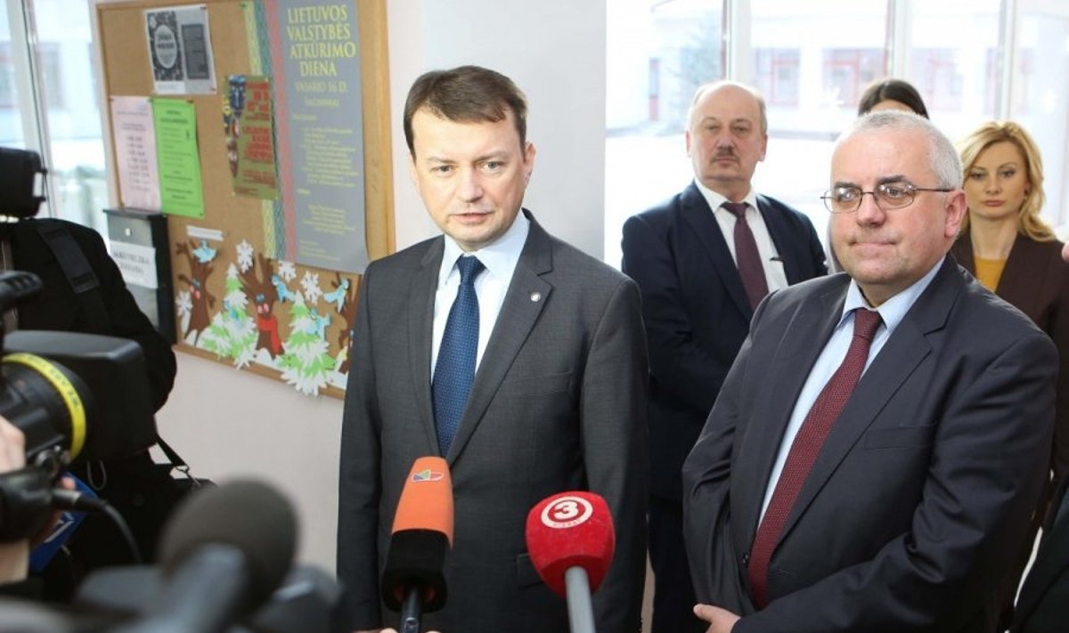 Lenkijos parlamentarai Mariuszas Blaszcakas ir Adamas Lipinskis perdavė paramą Šalčininkų valdininkui