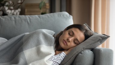 Mokslininkė iš Suomijos – apie miego naudą: atsakė, ar tikrai reikėtų vengti nusnūsti dieną