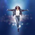 „Aš noriu šokti. Whitney Houston filmas“ recenzija: padrika, chaotiška ir sterili biografinė drama su stulbinančia aktore Naomi Ackie