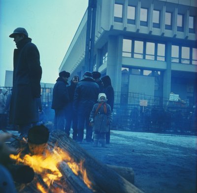 VDA dėstytoja dr. Rūta Spelskytė (6 m.) prie Aukščiausiosios Tarybos, 1991 01 13