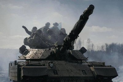 Ukrainai iš Slovėnijos perduotas tankas M-55S, naudojamas ugnies paramos misijoms apgyvendintose vietovėse