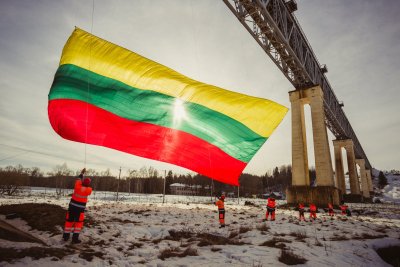 Trispalvė ant aukščiausio Lietuvos tilto