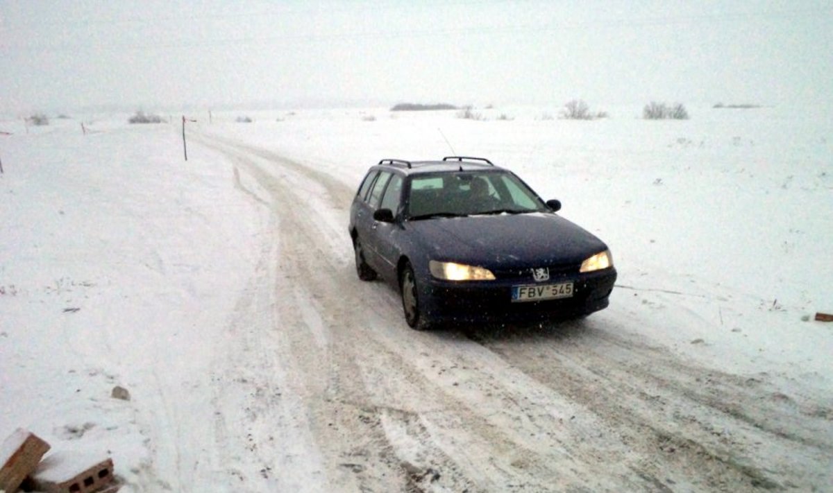 Vairuotojai dabar dažniau renkasi ledo kelią, nors pareigūnai perspėja, kad galima įlūžti 