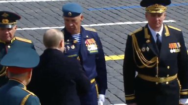 Du Rusijos karininkai per paradą neatidavė pagarbos Putinui