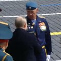 Du Rusijos karininkai per paradą neatidavė pagarbos Putinui