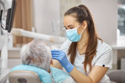 Vyresnis pacientas pas dantistą