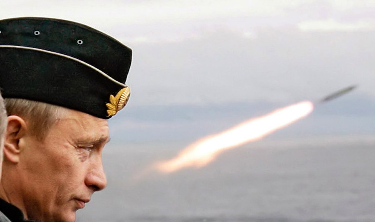 Vladimiras Putinas stebi balistinės raketos paleidimą per pratybas Arktyje (2005)