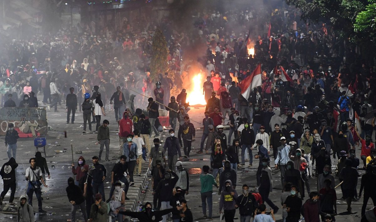 Indonezijoje po susirėmimų su policija sulaikyta šimtai žmonių