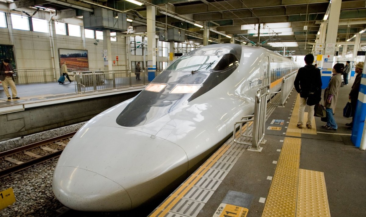 „Shinkansen“ tipo traukinys Hirošimos (Japonija) traukinių stotyje