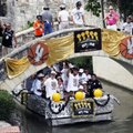 „Spurs“ su 100 tūkst. fanų minia sveikinosi plaukdami upe